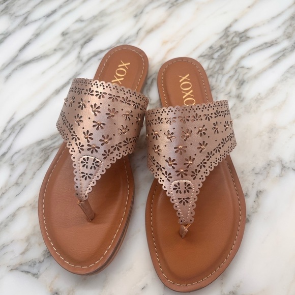 NEW! XOXO Rhonda Slide-On Gold Thong Sandal - Picture 7 of 10